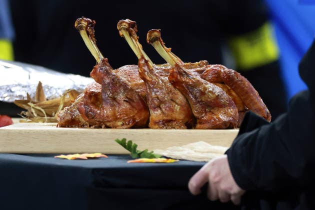 Detroit Lions DETROIT,MICHIGAN-November27: The three-legged turkey is prepared for the post game tradition during an NFL, American Football Herren, USA football game between the Green Bay Packers and the Detroit Lions in Detroit, Michigan USA, on Sunday, November 23, 2025. Detroit Michigan United States  Copyright: xAmyxLemusx originalFilename:lemus-newyorkg251127_npNwV.jpg