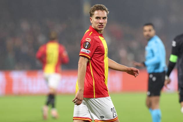 2025-11-27 Go Ahead Eagles v VfB Stuttgart - UEFA Europa League, League phase, MD5 DEVENTER, NETHERLANDS - NOVEMBER 27: Aske Adelgaard of Go Ahead Eagles looks on during the UEFA Europa League, League phase, MD5 match between Go Ahead Eagles and VfB Stuttgart at De Adelaarshorst on November 27, 2025 in Deventer, Netherlands. Deventer De Adelaarshorst Netherlands Content not available for redistribution in The Netherlands directly or indirectly through any third parties. Copyright: xBenxGalx