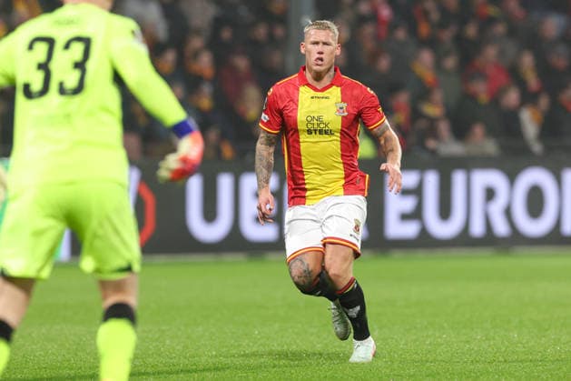 2025-11-27 Go Ahead Eagles v VfB Stuttgart - UEFA Europa League, League phase, MD5 DEVENTER, NETHERLANDS - NOVEMBER 27: Victor Edvardsen of Go Ahead Eagles looks on during the UEFA Europa League, League phase, MD5 match between Go Ahead Eagles and VfB Stuttgart at De Adelaarshorst on November 27, 2025 in Deventer, Netherlands. Deventer De Adelaarshorst Netherlands Content not available for redistribution in The Netherlands directly or indirectly through any third parties. Copyright: xBenxGalx