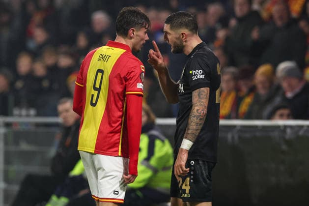 2025-11-27 Go Ahead Eagles v VfB Stuttgart - UEFA Europa League, League phase, MD5 DEVENTER, NETHERLANDS - NOVEMBER 27: Milan Smit of Go Ahead Eagles, Julian Chabot of VfB Stuttgart during the UEFA Europa League, League phase, MD5 match between Go Ahead Eagles and VfB Stuttgart at De Adelaarshorst on November 27, 2025 in Deventer, Netherlands. Deventer De Adelaarshorst Netherlands Content not available for redistribution in The Netherlands directly or indirectly through any third parties. Copyright: xBenxGalx