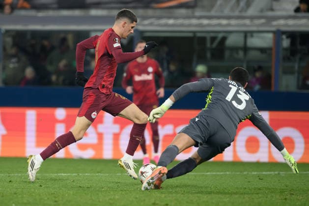 SOCCER - UEFA EL, Bologna vs RBS BOLOGNA,ITALY,27.NOV.25 - SOCCER - UEFA Europa League, FC Bologna vs Red Bull Salzburg. Image shows Petar Ratkov (RBS) and Federico Ravaglia (Bologna).  GEPAxpictures xInsidefoto xAndreaxStaccioli
