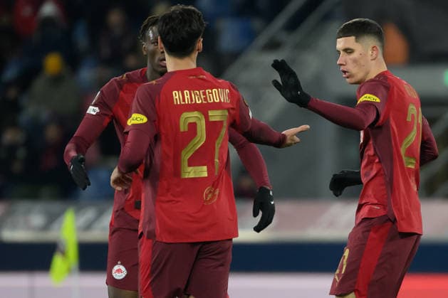 SOCCER - UEFA EL, Bologna vs RBS BOLOGNA,ITALY,27.NOV.25 - SOCCER - UEFA Europa League, FC Bologna vs Red Bull Salzburg. Image shows the rejoicing of Petar Ratkov (RBS) with team RBS.  GEPAxpictures xInsidefoto xAndreaxStaccioli