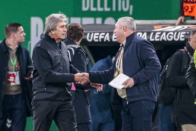 SEVILLA, 27-11-2025, Stadium La Cartuja, UEFA Football season 2025 2026, Europa League match between Betis Sevilla and FC Utrecht. Pictures shows Real Betis head coach Manuel Pellegrini and FC Utrecht head coach Ron Jans after the match Betis Sevilla - Utrecht  x32223055x Copyright: