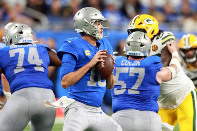 Detroit Lions DETROIT,MICHIGAN-November27: quarterback Jared Goff (16) of the Detroit Lions goes to throw the ball during an NFL, American Football Herren, USA football game between the Green Bay Packers and the Detroit Lions in Detroit, Michigan USA, on Sunday, November 23, 2025. Detroit Michigan United States  Copyright: xAmyxLemusx originalFilename:lemus-newyorkg251127_npkjZ.jpg