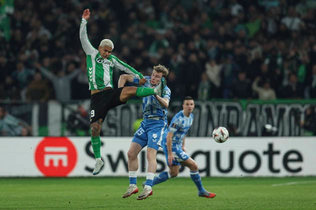 ESP: Real Betis v FC Utrecht. UEFA Europa League. Matchday 5 Juan Camilo Cucho Hernandez of Real Betis and Derry Murkin of Utrecht FC during the UEFA Europa League match, between Real Betis and FC Utrecht, Matchday 5, played at La Cartuja Stadium on November 27, 2025 in Sevilla, Spain. kpng Copyright: xAntonioxPozox xPRESSINx AP_251127_BET_UTR_2526_048
