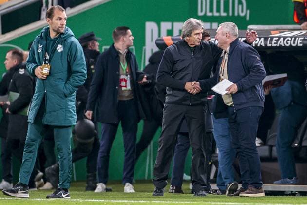 SEVILLA, 27-11-2025, Stadium La Cartuja, UEFA Football season 2025 2026, Europa League match between Betis Sevilla and FC Utrecht. Pictures shows Real Betis head coach Manuel Pellegrini and FC Utrecht head coach Ron Jans after the match Betis Sevilla - Utrecht  x32223059x Copyright: