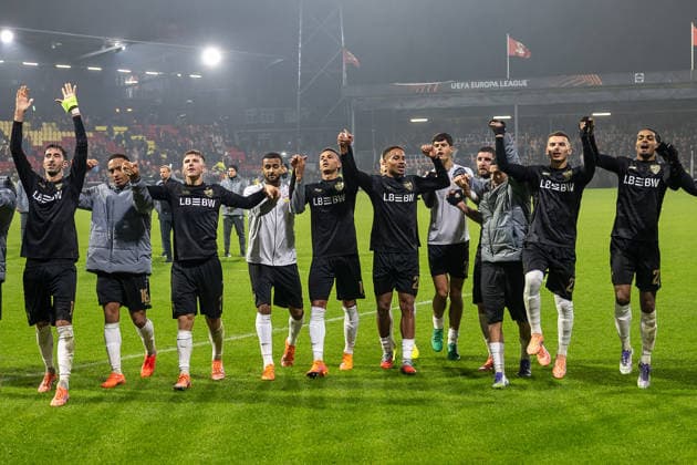 27 11 2025, Football UEFA Europa League, Season 2025 2026, Matchday 05, Go Ahead Eagles VfB Stuttgart at Stadion De Adelaarshorst in Deventer The Stuttgart players celebrate the victory in front of their fan curve Important note In accordance with UEFA regulations, it is prohibited to use or have used photographs taken in the stadium and or of the match in the form of sequential images and or video-like photo series Photo Kirchner Media Thomas Haesler Copyright: xKirchner-Media ThomasxHaeslerx