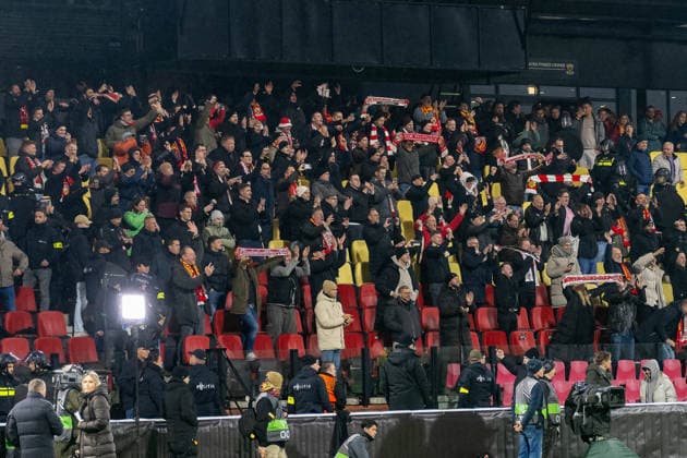 27 11 2025, Football UEFA Europa League, Season 2025 2026, Matchday 05, Go Ahead Eagles VfB Stuttgart at Stadion De Adelaarshorst in Deventer The Stuttgart fans on the main stand cheer on their teams victory Important note In accordance with UEFA regulations, it is prohibited to use or have used photographs taken in the stadium and or of the match in the form of sequential images and or video-like photo series Photo Kirchner Media Thomas Haesler Copyright: xKirchner-Media ThomasxHaeslerx