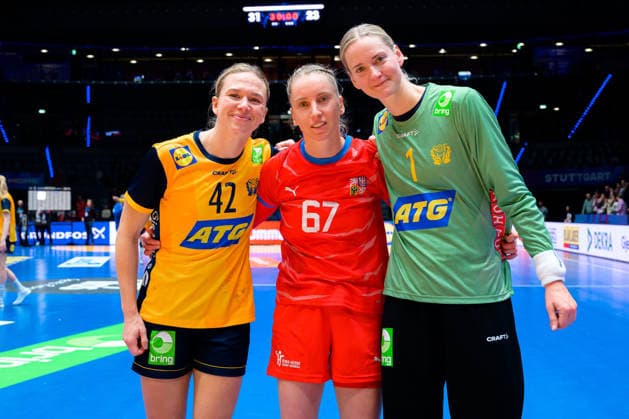 Handball, Womens World Championship, Group G Sweden Czech Republic from left Jenny Carlsson Sweden , Veronika Kafka Mala Czech Republic , Johanna Bundsen Sweden reunited in Stuttgart Former players of HB Ludwigsburg Stuttgart Porsche Arena Baden Württemberg Germany