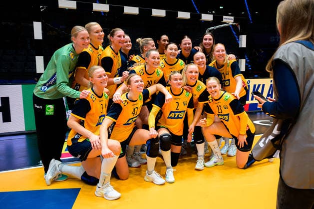Handball, Womens World Championship, Group G Sweden Czech Republic the team of Sweden Final cheer Final cheer Emotion Joy Stuttgart Porsche Arena Baden Württemberg Germany