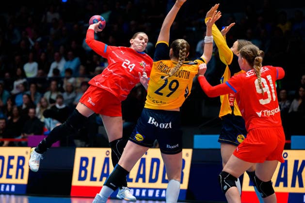 Handball, Womens World Championship, Group G Sweden Czech Republic Eliska Desortova Czech Republic , Kristin Thorleifsdottir Sweden , Anna Jestribkova Czech Republic Stuttgart Porsche Arena Baden Württemberg Germany