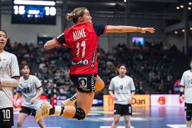 AUNE Malin Larsen (11 Norway) takes a jump shot during the IHF Women s Handball World Championship, WM, Weltmeisterschaft game between Norway and Republic of Korea at the SWT Arena in Trier, Germany Copyright: xMartinxPitschx xSPPx Sportspressphoto_SPR66562