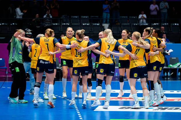 Handball, Womens World Championship, Group G Sweden Czech Republic the team of Sweden Final cheer Final cheer Emotion Joy Stuttgart Porsche Arena Baden Württemberg Germany