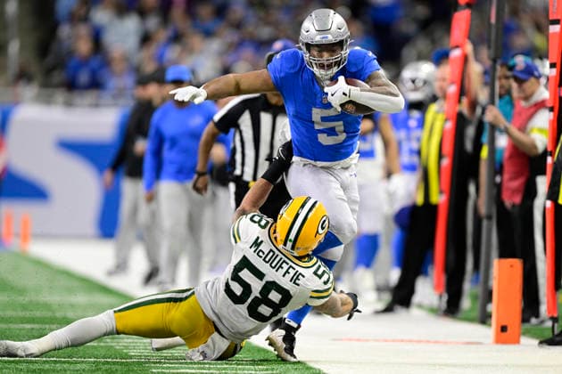 DETROIT, MI - NOVEMBER 27: Detroit Lions Running Back David Montgomery (5) runs into Green Bay Packers LB Isaiah McDuffie (58) before going out of bounds during the game between Green Bay Packers and Detroit Lions on November 27, 2025 at Ford Field in Detroit, MI ( CSM) Detroit United States - ZUMAc04_ 20251127_zma_c04_018 Copyright: xAllanxDranbergx