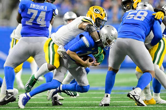 DETROIT, MI - NOVEMBER 27: Green Bay Packers DE Micah Parsons (1) sacks Detroit Lions Quarterback Jared Goff (16) in the fourth quarter during the game between Green Bay Packers and Detroit Lions on November 27, 2025 at Ford Field in Detroit, MI ( CSM) Detroit United States - ZUMAc04_ 20251127_zma_c04_019 Copyright: xAllanxDranbergx