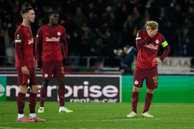 SOCCER - UEFA EL, Bologna vs RBS BOLOGNA,ITALY,27.NOV.25 - SOCCER - UEFA Europa League, FC Bologna vs Red Bull Salzburg. Image shows the disappointment of Mads Bidstrup (RBS) with his team.  GEPAxpictures xInsidefoto xAndreaxStaccioli