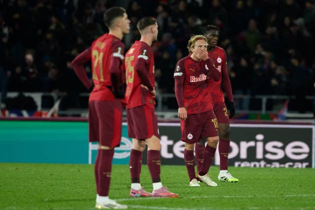 SOCCER - UEFA EL, Bologna vs RBS BOLOGNA,ITALY,27.NOV.25 - SOCCER - UEFA Europa League, FC Bologna vs Red Bull Salzburg. Image shows the disappointment of Mads Bidstrup (RBS) with his team.  GEPAxpictures xInsidefoto xAndreaxStaccioli