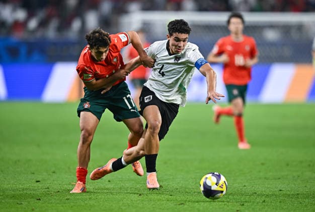 Football, Junior U 17 World Cup 2025 Doha Qatar Final 27 11 2025 Portugal Austria Jakob Pokorny right, Austria against Joao Aragao left, Portugal