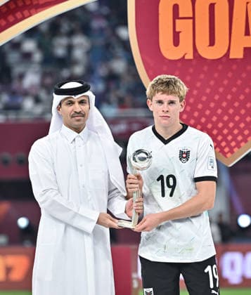 Football, Junior U 17 World Cup 2025 Doha Qatar Final 27 11 2025 Portugal 1 0 Austria Johannes Moser re, Austria receives the Adidas Silver Ball, he was voted second best player of the U 17 World Cup