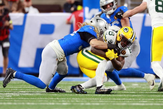 Detroit Lions DETROIT,MICHIGAN-November27: Linebacker Alex Anzalone (34) of the Detroit Lions tackles running back Josh Jacobs (8) of the Green Bay Packers during an NFL, American Football Herren, USA football game between the Green Bay Packers and the Detroit Lions in Detroit, Michigan USA, on Sunday, November 23, 2025. Detroit Michigan United States  Copyright: xAmyxLemusx originalFilename:lemus-newyorkg251127_npd16.jpg