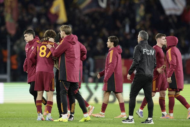CALCIO - UEFA Europa League - AS Roma vs FC Midtjylland As roma celebrate victory match during UEFA Europa League first round day 5 football match AS Roma vs Football Club Midtjylland at the Olimpic Stadium in Rome, on November 27, 2025. Rome Italy  Copyright: xIPAxSport ABACAx