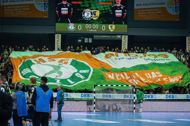 27 11 2025, xovx, Handball Daikin Handball Bundesliga, HSG Wetzlar Rhein Neckar Löwen Blockfahne der Fans der HSG Wetzlar Wetzlar Buderus Arena Hessen Deutschland DE