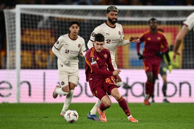 CALCIO - UEFA Europa League - AS Roma vs FC Midtjylland Matias Soule of A.S. Roma and Philip Billing of F.C. Midtjylland are in action during the UEFA Europa League phase day 5 football match between between A.S. Roma and F.C. Midtjylland at the Olympic Stadium on November 27, 2025 in Rome, Italy. Rome Italy  Copyright: xIPAxSport ABACAx