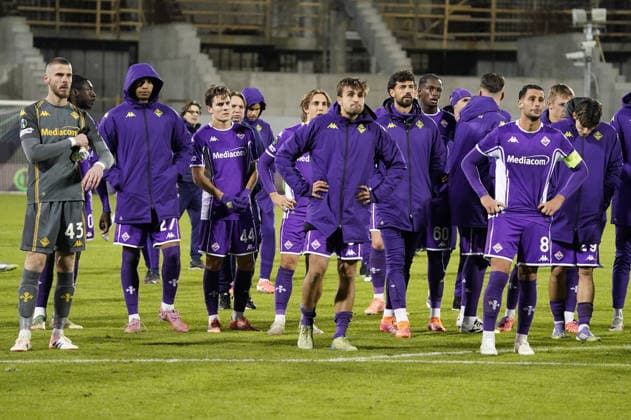 Fiorentina™s players disappointment at the end of the UEFA Conference League soccer match between Fiorentina and Aek Atene at Artemio Franchi stadium in Florence, Italy - Thursday, November 27, 2025.  Copyright: xMarcoxBucco LaxPressex