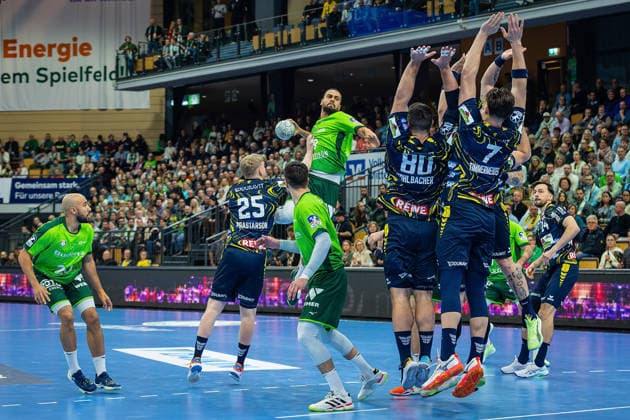 27 11 2025, xovx, Handball Daikin Handball Bundesliga, HSG Wetzlar Rhein Neckar Löwen v l Cyrill Akakpo HSG Wetzlar , Haukur Thrastarson Rhein Neckar Löwen , Filip Vistorop HSG Wetzlar , Philipp Ahouansou HSG Wetzlar , Jannik Kohlbacher Rhein Neckar Löwen , Robert Timmermeister Rhein Neckar Löwen , Edwin Aspenbäck Rhein Neckar Löwen , Patrick Groetzki Rhein Neckar Löwen Wetzlar Buderus Arena Hessen Germany EN