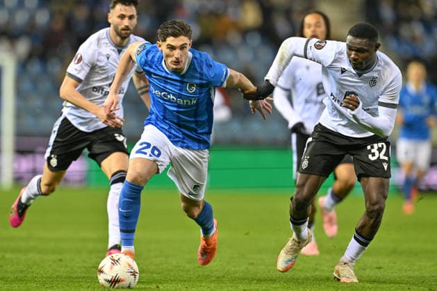 251127 KRC Genk vs FC Basel Robin Mirisola (29) of Genk pictured fighting for the ball with Jonas Adjetey (32) of Basel during the 5th game in the Uefa Europa League season 2025-2026 League Phase between KRC Genk and FC Basel from Switzerland on November 27 , 2025 in Genk, Belgium. (Photo by David Catry Isosport) Genk Belgium  Copyright: xDavidxCatryx 20251127DC2_6296