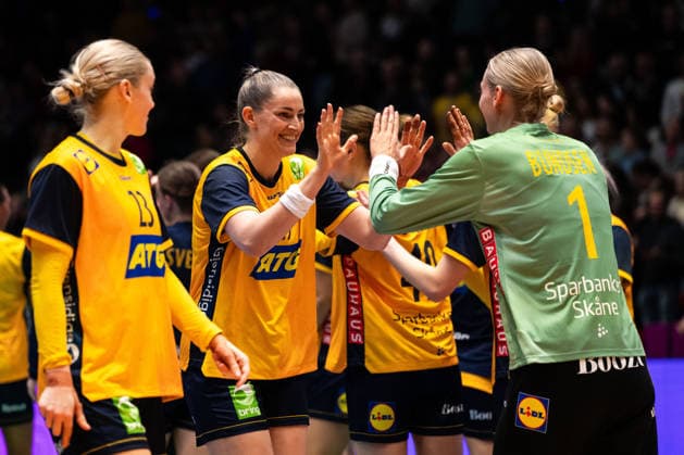 251127 Kristin Thorleifsdottir and Goalkeeper Johanna Bundsen of Sweden celebrate after the 2025 IHF Women™s World Championship handball match between Sweden and Czech Republic on November 27, 2025 in Stuttgart Photo Emma Wallskog BILDBYRAN COP 320 EW0591 handball handball handball bbeng vm handball vm handbolls vm ihf handball world championship world handball championship 2025 world championship 2025 sverige sweden tjeckien czech republic dam jubel  Copyright: EMMAxWALLSKOG BB251127EW102
