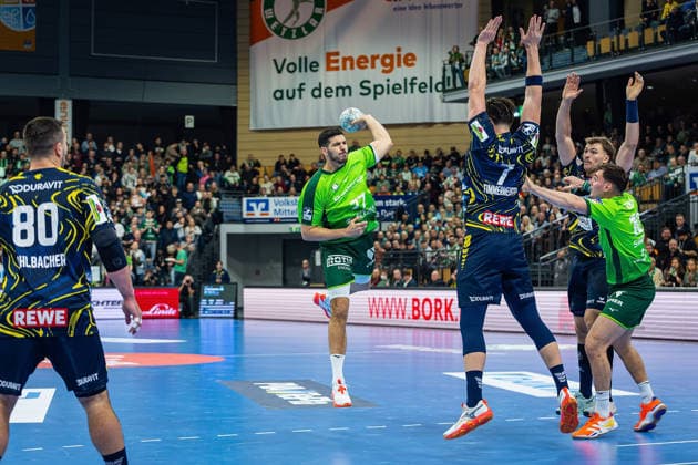 27 11 2025, xovx, Handball Daikin Handball Bundesliga, HSG Wetzlar Rhein Neckar Löwen v l Jannik Kohlbacher Rhein Neckar Löwen , Stefan Cavor HSG Wetzlar , Robert Timmermeister Rhein Neckar Löwen , Steven Plucnar Jacobsen Rhein Neckar Löwen , Josip Simic HSG Wetzlar Wetzlar Buderus Arena Hessen Germany EN