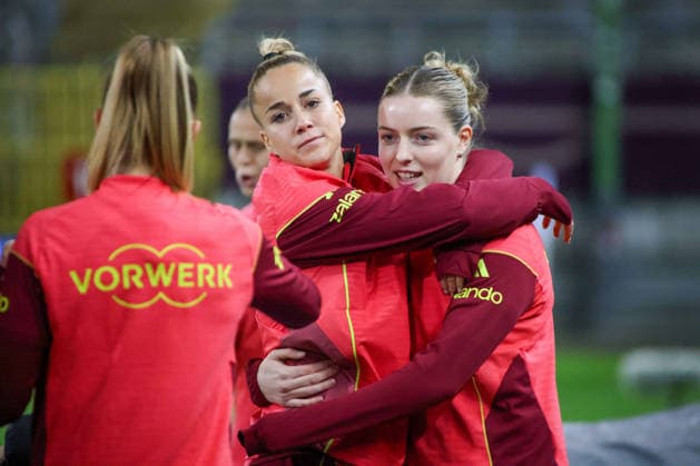 Kaiserslautern, Germany November 27, 2025 UEFA Nations League Women Final Training 2025 Germany vs Spain Pictured from left Giulia Gwinn Germany and Alara Germany embrace at the final training session in Kaiserslautern Fritzwalter Stadion Rheinland Pfalz Copyright: xFotostandx xFantinix