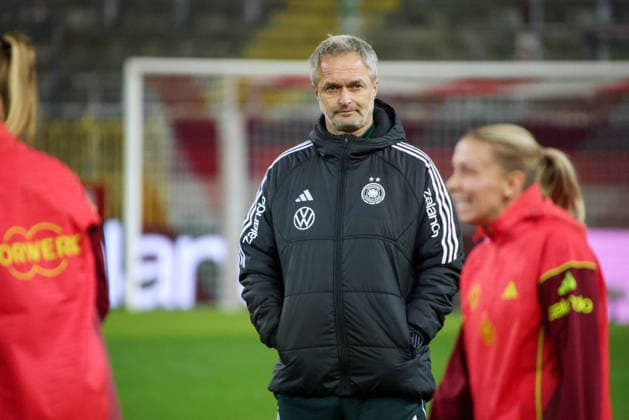 Kaiserslautern, Germany 27 November 2025 UEFA Nations League Women Final Training 2025 Germany vs Spain In the picture national coach Christian Wück Wueck Germany at the final training in Kaiserslautern Fritzwalter Stadium Rhineland-Palatinate Copyright: xFotostandx xFantinix