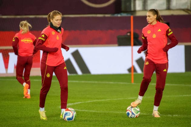 Kaiserslautern, Germany 27 November 2025 UEFA Nations League Women Final Training 2025 Germany vs Spain Pictured from left Sjoeke Nüsken Nuesken Germany and Jule Brand Germany at the final training session in Kaiserslautern Fritzwalter Stadium Rhineland-Palatinate Copyright: xFotostandx xFantinix