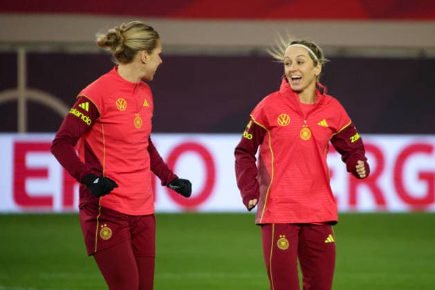 Kaiserslautern, Germany 27 November 2025 UEFA Nations League Women Final Training 2025 Germany vs Spain Pictured from left Rebecca Knaak Germany and Kathrin Hendrich Germany at final training in Kaiserslautern Fritzwalter Stadion Rheinland Pfalz Copyright: xFotostandx xFantinix