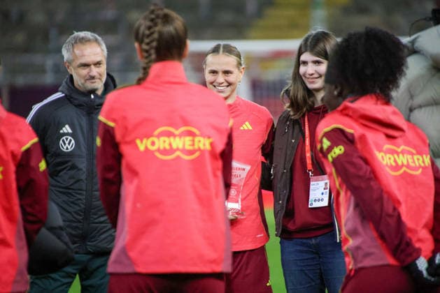Kaiserslautern, Germany 27 November 2025 UEFA Nations League Women Final Training 2025 Germany vs Spain In the picture from left Klara Bühl Buehl Germany is named player of the match by the DFB Fan Club at the final training session in Kaiserslautern Fritzwalter Stadium Rhineland-Palatinate Copyright: xFotostandx xFantinix