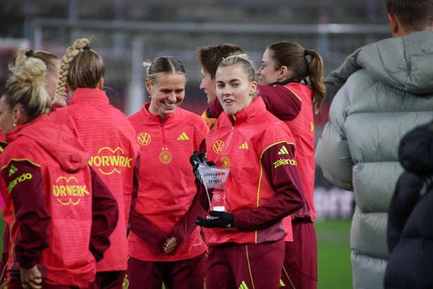 Kaiserslautern, Germany 27 November 2025 UEFA Nations League Women Final Training 2025 Germany vs Spain Pictured from left third Laura Freigang Germany holding Klara Bühl Bühl Germanys Player of the Match trophy at the final training session in Kaiserslautern Fritzwalter Stadion Rheinland Pfalz Copyright: xFotostandx xFantinix