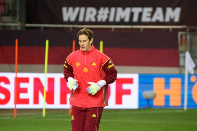 Kaiserslautern, Germany 27 November 2025 UEFA Nations League Women Final Training 2025 Germany vs Spain In the picture goalkeeper Ann Katrin Berger Germany at the final training in Kaiserslautern Fritzwalter Stadion Rheinland Pfalz Copyright: xFotostandx xFantinix