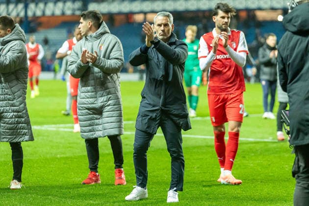 Rangers v Sporting Braga Europa League 27 11 2025. SC Braga Head Coach, Carlos Vicens applauds the supporters at the final whistle during the UEFA Europa League 2025 26, Rangers FC vs Sporting Braga, Ibrox Stadium, Glasgow, Scotland. 27 November 2025 Govan Ibrox Stadium Glasgow Scotland Editorial use only , Copyright: xColinxPoultneyx PSI-23280-0069