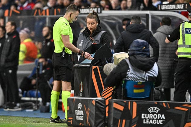 Rangers v S.C. Braga UEFA Europa League Referee Allard Lindhout reviews a VAR call for a S.C. Braga red card during the UEFA Europa League match at Ibrox Stadium, Glasgow UK Newspapers OUT Copyright: xJamiexJohnstonx FIL-22559-0183