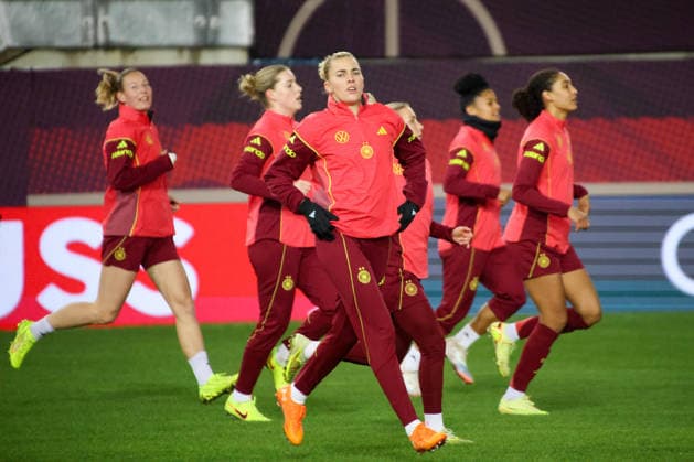 Kaiserslautern, Germany 27 November 2025 UEFA Nations League Women Final Training 2025 Germany vs Spain In the picture Laura Freigang Germany at the final training in Kaiserslautern Fritzwalter Stadion Rheinland Pfalz Copyright: xFotostandx xFantinix