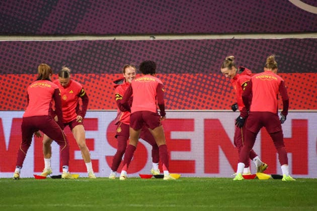 Kaiserslautern, Germany 27 November 2025 UEFA Nations League Women Final Training 2025 Germany vs Spain Pictured from left Sjoeke Nüsken Nuesken Germany , Klara Bühl Buehl Germany , Lisanne Gräwe Graewe Germany , Cora Zicai Germany , Franziska Kett Germany at final training in Kaiserslautern Fritzwalter Stadion Rheinland Pfalz Copyright: xFotostandx xFantinix