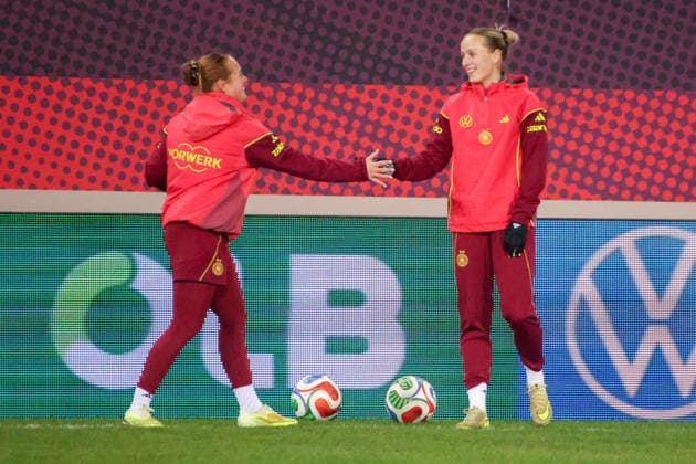 Kaiserslautern, Germany 27 November 2025 UEFA Nations League Women Final Training 2025 Germany vs Spain Pictured from left Lisanne Gräwe Graewe Germany and Franziska Kett Germany high-five each other at the final training session in Kaiserslautern Fritzwalter Stadion Rheinland Pfalz Copyright: xFotostandx xFantinix