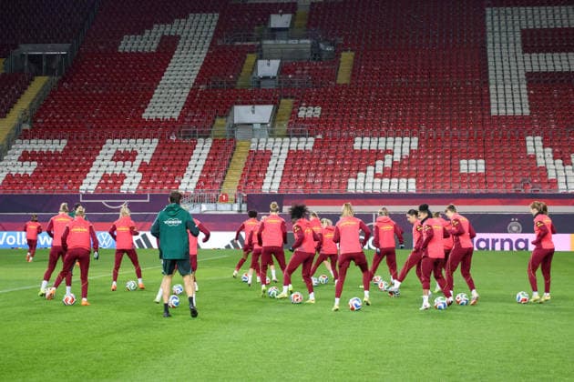 Kaiserslautern, Germany 27 November 2025 UEFA Nations League Women Final Training 2025 Germany vs Spain In the picture The players of the German national womens soccer team at the final training in Kaiserslautern Fritzwalter Stadium Rhineland-Palatinate Copyright: xFotostandx xFantinix