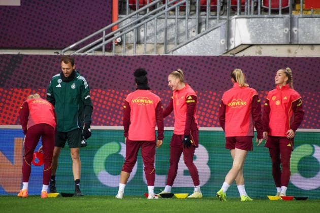 Kaiserslautern, Germany 27 November 2025 UEFA Nations League Women Final Training 2025 Germany vs Spain In the picture from left the second fitness trainer Julius Balsmeier Germany , Shekiera Martinez Germany , Janina Minge Germany , Sarai Linder Germany and Giulia Gwinn Germany at the final training in Kaiserslautern Fritzwalter Stadion Rheinland Pfalz Copyright: xFotostandx xFantinix
