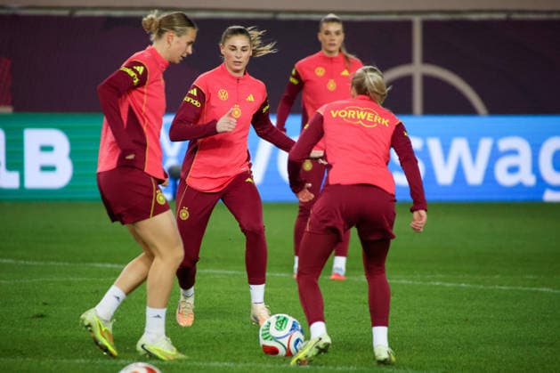 Kaiserslautern, Germany November 27, 2025 UEFA Nations League Women Final Training 2025 Germany vs Spain In the picture from left Klara Bühl Buehl Germany and Jule Brand Germany at the final training in Kaiserslautern Fritzwalter Stadion Rheinland Pfalz Copyright: xFotostandx xFantinix