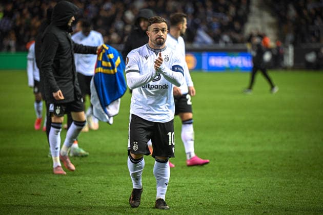 Belgium, Football, UEFA Europa League, Matchday 5, 2025 2026, KRC Genk vs FC Basel 1893, 27 11 2025, Cegeka Arena, Genk, Belgium, Xherdan Shaqiri FC Basel, 10 applauds the Basel fans after the end of the match Copyright: xMarkusxVerwimpx