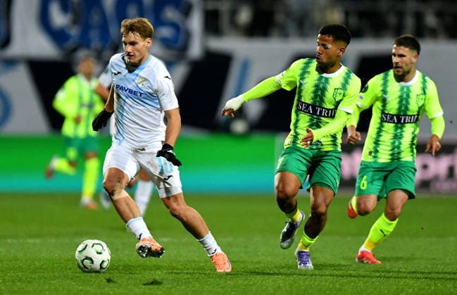 Croatia, Rijeka, 271125. Rujevica Stadium. Conference League Round 4 match, Rijeka - AEK Larnaca. In the photo: Toni Fruk, Gustavo Ledes. Photo: Damir Skomrlj CROPIX Copyright: xxDamirxSkomrljx rijeka_larnaca32-271125