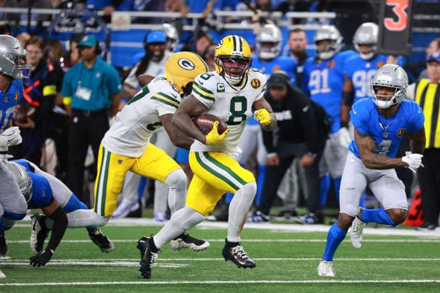 Green Bay Packers vs Detroit Lions DETROIT,MICHIGAN-NOVEMBER 27: Green Bay Packers running back Josh Jacobs 8 runs the ball during the first half of an NFL, American Football Herren, USA football game between the Green Bay Packers and the Detroit Lions in Detroit, Michigan USA, on Thursday, November 27, 2025 Detroit Michigan United States  Copyright: xJorgexLemusx originalFilename:lemus-greenbay251127_npNBl.jpg